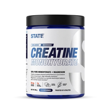 Sort låg, blå label med "STATE" og "Creatine Monohydrate", 100% ren monohydrat + magnesium.